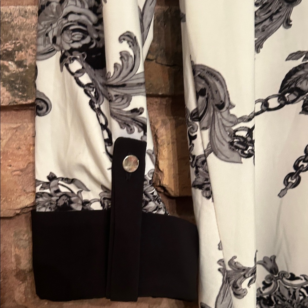 Cocomo Monochrome Chain Pattern Blouse - Picture 3 of 7